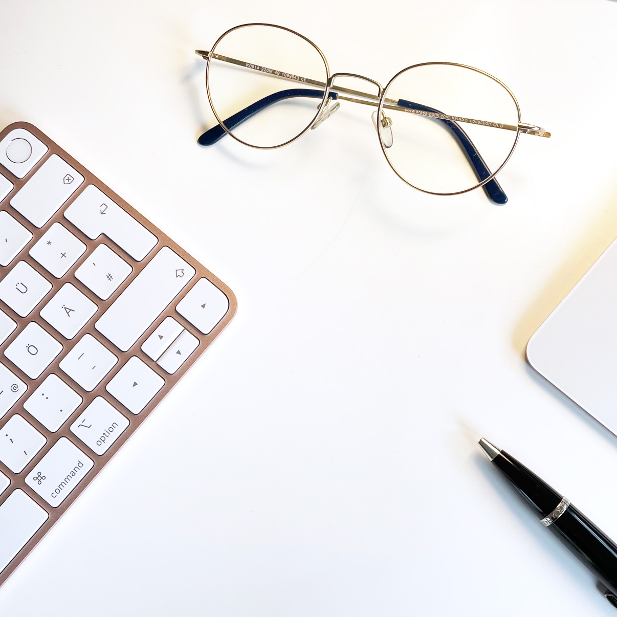 Tastatur neben Brille